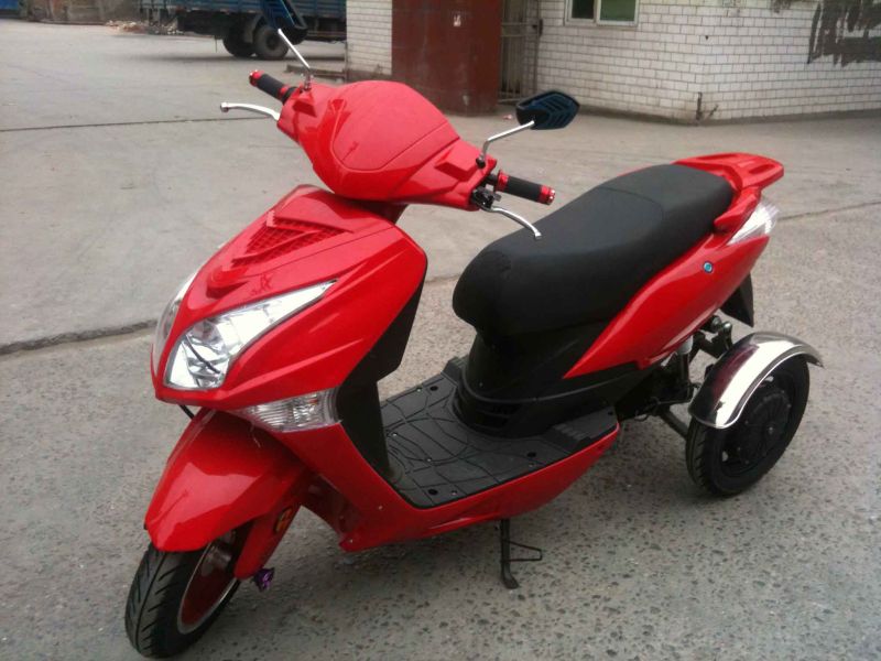 2013 New 2000W/1000W EEC Trike E Scooter (GM690E)